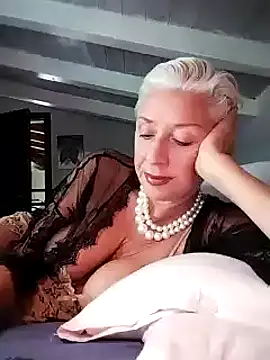 Snapshot of divinaerotica chatting on 09-09-25, 01:32 divinaerotica online show from 09-09-25, 01:32