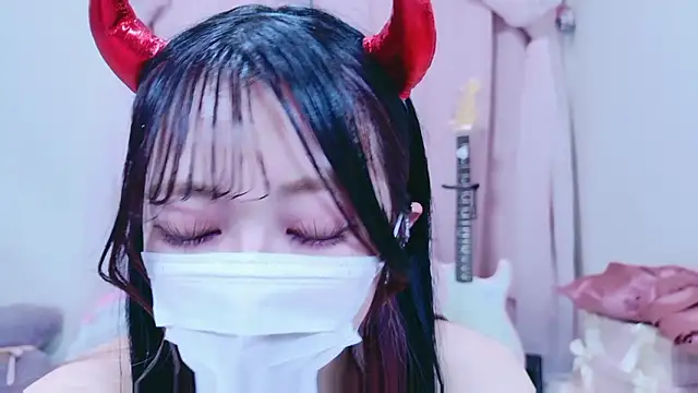 Snapshot of Megu-mimi chatting on 12-05-25, 01:42 Megu-mimi online show from 12-05-25, 01:42