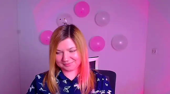 Snapshot of Lola_moree chatting on 02-15-25, 09:27 Lola moree online show from 02-15-25, 09:27