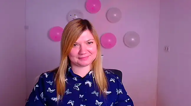 Snapshot of Lola_moree chatting on 02-17-25, 03:42 Lola moree online show from 02-17-25, 03:42