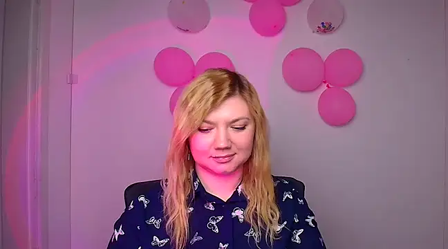 Snapshot of Lola_moree chatting on 02-26-25, 12:36 Lola moree online show from 02-26-25, 12:36