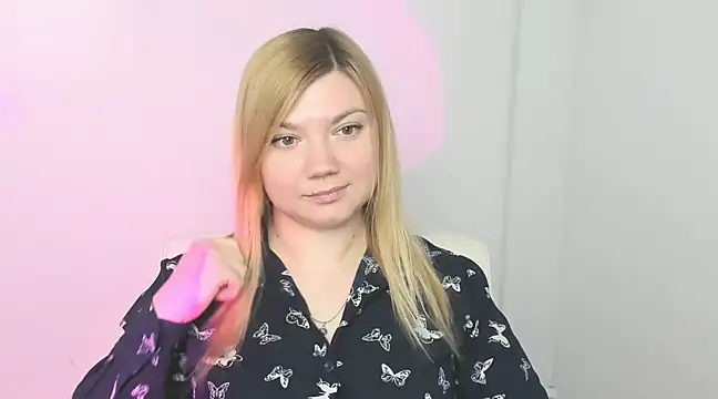 Snapshot of Lola_moree chatting on 03-17-25, 12:25 Lola moree online show from 03-17-25, 12:25