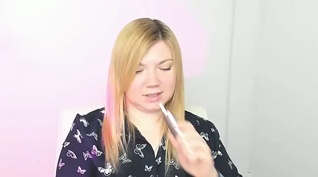 Snapshot of Lola_moree chatting on 03-18-25, 12:25 Lola moree online show from 03-18-25, 12:25