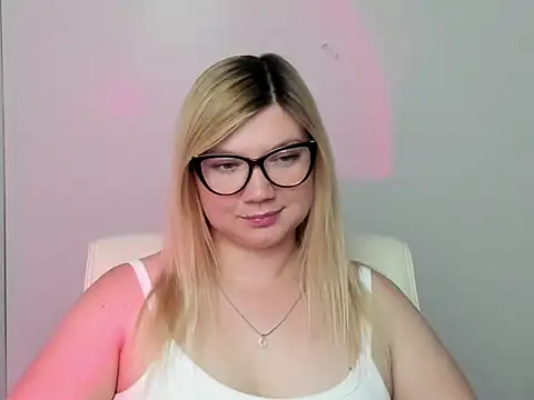 Snapshot of Lola_moree chatting on 09-14-25, 11:42 Lola moree online show from 09-14-25, 11:42