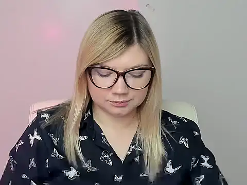 Snapshot of Lola_moree chatting on 10-12-25, 12:26 Lola moree online show from 10-12-25, 12:26