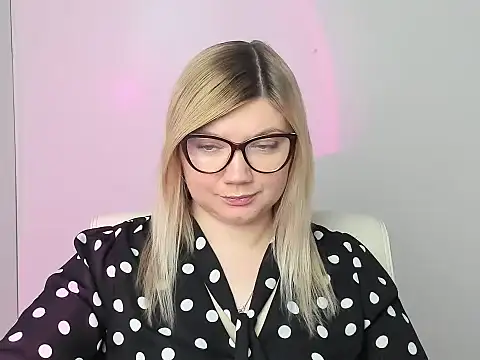 Snapshot of Lola_moree chatting on 11-11-25, 12:49 Lola moree online show from 11-11-25, 12:49