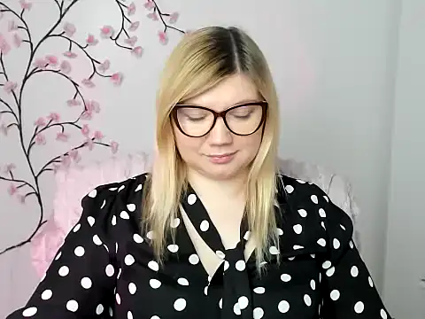 Snapshot of Lola_moree chatting on 12-18-25, 12:44 Lola moree online show from 12-18-25, 12:44