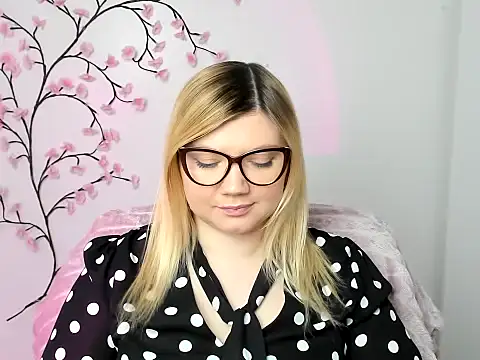 Snapshot of Lola_moree chatting on 12-21-25, 12:45 Lola moree online show from 12-21-25, 12:45