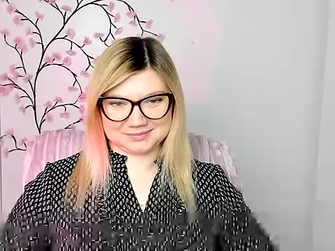 Snapshot of Lola_moree chatting on 01-06-26, 12:53 Lola moree online show from 01-06-26, 12:53