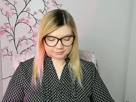 Snapshot of Lola_moree chatting on 01-10-26, 12:51 Lola moree online show from 01-10-26, 12:51