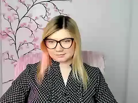 Snapshot of Lola_moree chatting on 01-16-26, 12:42 Lola moree online show from 01-16-26, 12:42