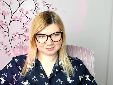 Snapshot of Lola_moree chatting on 02-04-26, 12:44 Lola moree online show from 02-04-26, 12:44