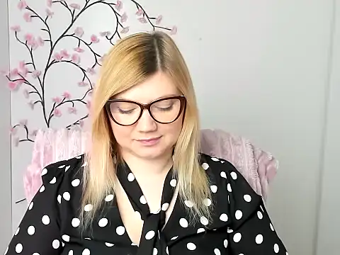 Snapshot of Lola_moree chatting on 02-05-26, 12:54 Lola moree online show from 02-05-26, 12:54