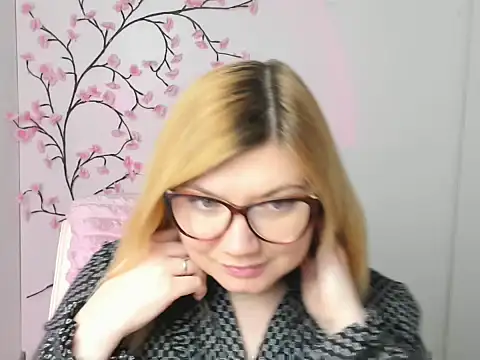 Snapshot of Lola_moree chatting on 02-09-26, 12:42 Lola moree online show from 02-09-26, 12:42