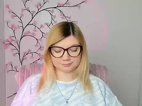 Snapshot of Lola_moree chatting on 02-18-26, 12:34 Lola moree online show from 02-18-26, 12:34