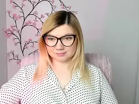 Snapshot of Lola_moree chatting on 02-23-26, 12:46 Lola moree online show from 02-23-26, 12:46