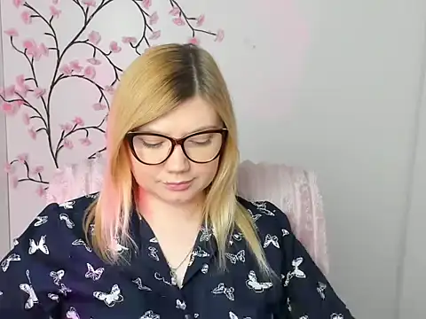 Snapshot of Lola_moree chatting on 02-24-26, 12:36 Lola moree online show from 02-24-26, 12:36