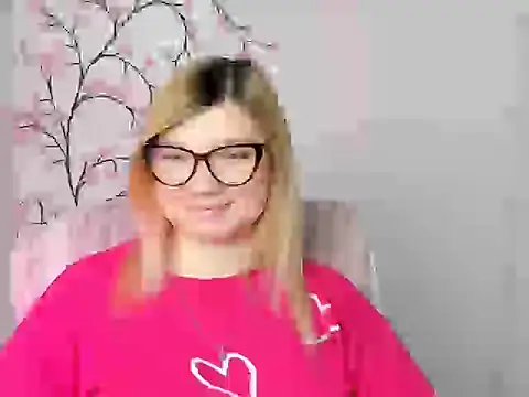 Snapshot of Lola_moree chatting on 03-11-26, 12:33 Lola moree online show from 03-11-26, 12:33