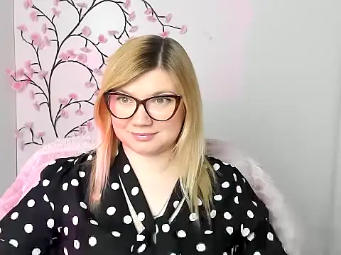 Snapshot of Lola_moree chatting on 03-12-26, 12:44 Lola moree online show from 03-12-26, 12:44