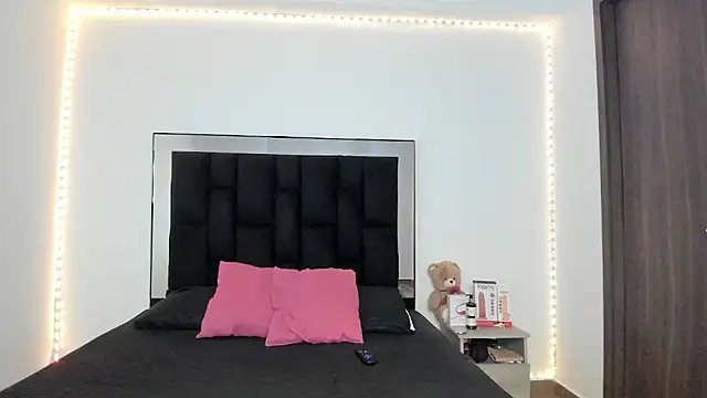 Snapshot of victoriacolin chatting on 02-24-25, 12:05 victoriacolin online show from 02-24-25, 12:05