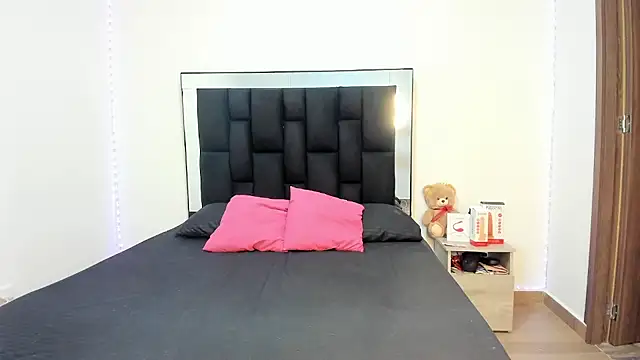 Snapshot of victoriacolin chatting on 02-26-25, 12:03 victoriacolin online show from 02-26-25, 12:03