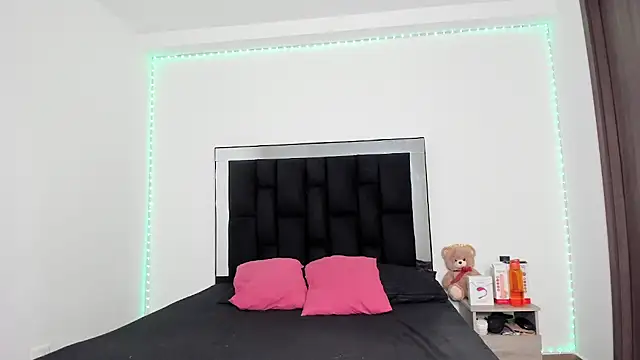 Snapshot of victoriacolin chatting on 02-28-25, 12:31 victoriacolin online show from 02-28-25, 12:31