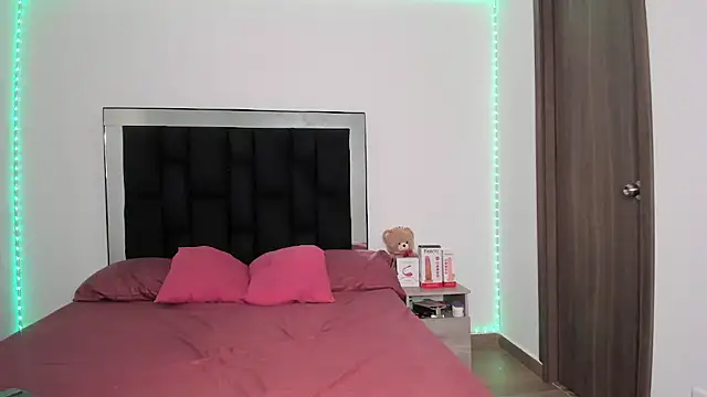 Snapshot of victoriacolin chatting on 03-05-25, 12:11 victoriacolin online show from 03-05-25, 12:11