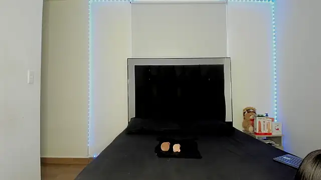 Snapshot of victoriacolin chatting on 11-11-25, 12:05 victoriacolin online show from 11-11-25, 12:05