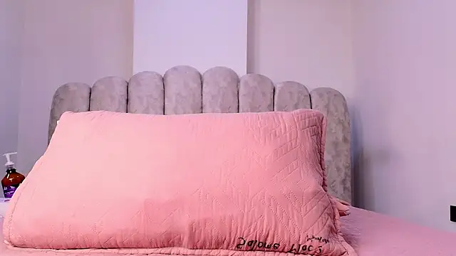 Snapshot of sharlott_miller chatting on 01-14-26, 12:00 sharlott miller online show from 01-14-26, 12:00