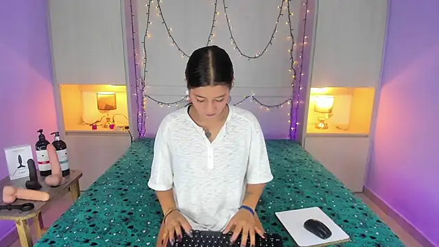 Snapshot of CandyyMaria chatting on 11-14-25, 03:00 CandyyMaria online show from 11-14-25, 03:00