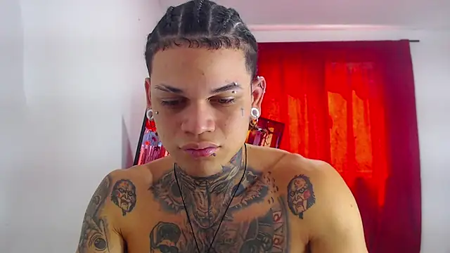 Snapshot of hot_man05 chatting on 10-25-25, 05:19 hot man05 online show from 10-25-25, 05:19