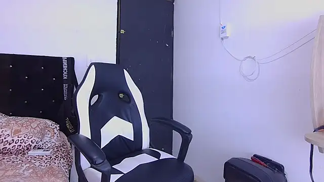 Snapshot of hot_man05 chatting on 10-30-25, 09:15 hot man05 online show from 10-30-25, 09:15