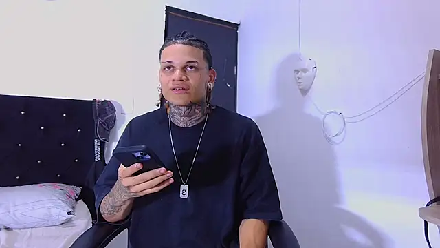 Snapshot of hot_man05 chatting on 11-14-25, 05:39 hot man05 online show from 11-14-25, 05:39