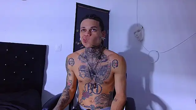 Snapshot of hot_man05 chatting on 12-20-25, 12:40 hot man05 online show from 12-20-25, 12:40