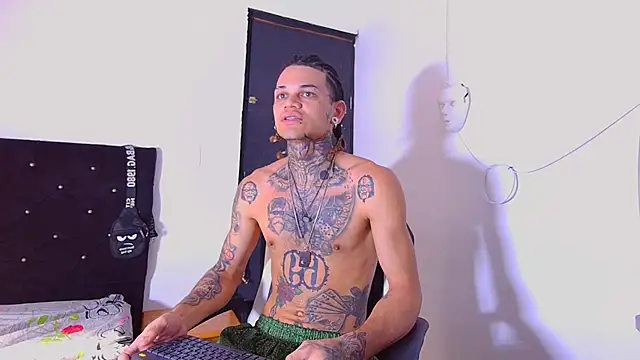 Snapshot of hot_man05 chatting on 01-05-26, 07:28 hot man05 online show from 01-05-26, 07:28