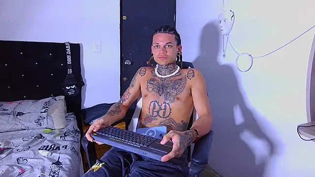 Snapshot of hot_man05 chatting on 01-14-26, 04:07 hot man05 online show from 01-14-26, 04:07