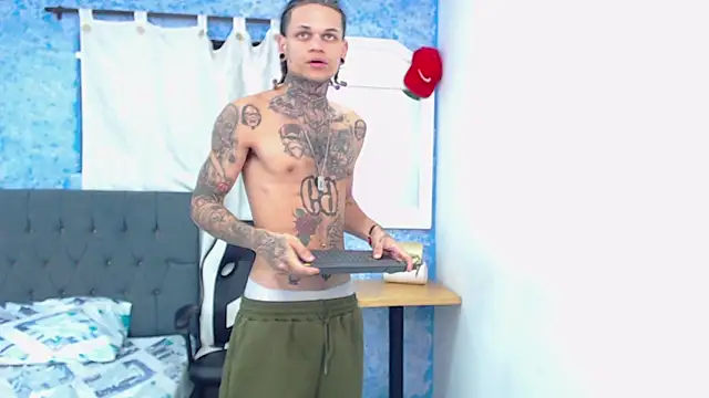 Snapshot of hot_man05 chatting on 02-07-26, 01:31 hot man05 online show from 02-07-26, 01:31