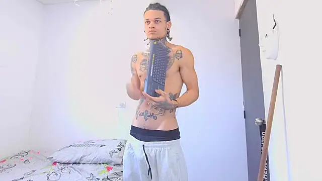 Snapshot of hot_man05 chatting on 02-10-26, 06:23 hot man05 online show from 02-10-26, 06:23