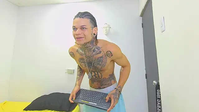 Snapshot of hot_man05 chatting on 03-13-26, 01:01 hot man05 online show from 03-13-26, 01:01