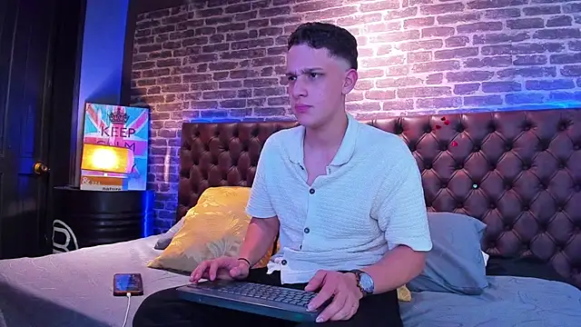 Snapshot of Thomas_May4rs chatting on 02-15-25, 04:03 Thomas May4rs online show from 02-15-25, 04:03