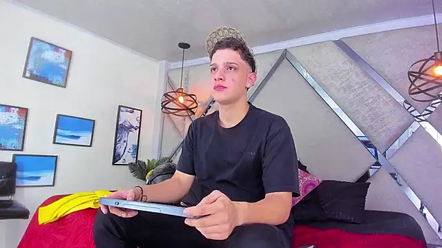 Snapshot of Thomas_May4rs chatting on 03-20-25, 03:34 Thomas May4rs online show from 03-20-25, 03:34