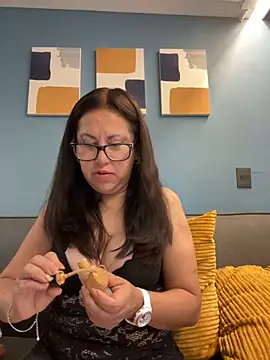 Snapshot of MirandaLatinaLovely chatting on 09-18-25, 03:58 MirandaLatinaLovely online show from 09-18-25, 03:58
