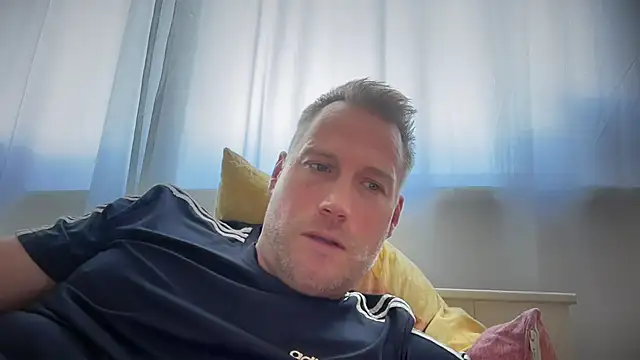 Snapshot of Christian87xxx chatting on 09-27-25, 12:21 Christian87xxx online show from 09-27-25, 12:21