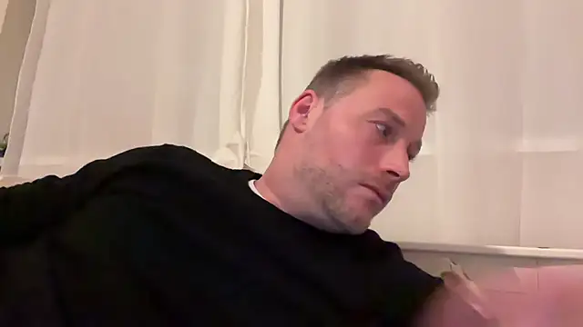 Snapshot of Christian87xxx chatting on 11-17-25, 05:30 Christian87xxx online show from 11-17-25, 05:30