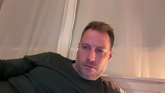 Snapshot of Christian87xxx chatting on 11-21-25, 09:13 Christian87xxx online show from 11-21-25, 09:13