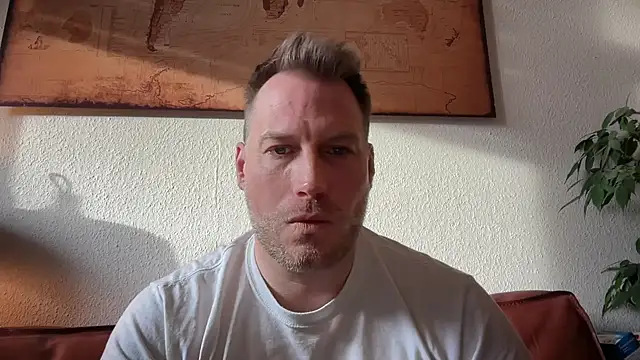 Snapshot of Christian87xxx chatting on 12-20-25, 09:49 Christian87xxx online show from 12-20-25, 09:49