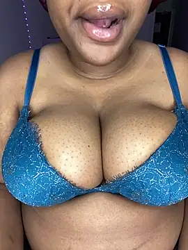 Snapshot of DaniJohnson chatting on 02-14-25, 03:22 DaniJohnson online show from 02-14-25, 03:22