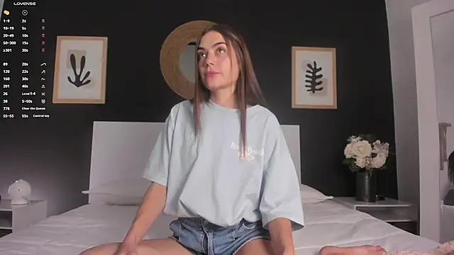 AlannaRussell  online show from 10-29-25, 07:04