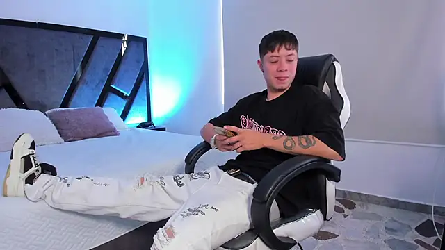 marcuscollins1  online show from 10-04-25, 02:59