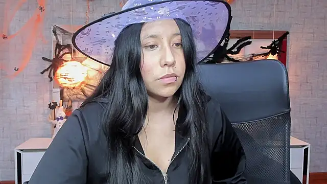 Nohemi louse online show from 10-28-25, 07:05